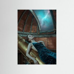 Leinwandbild: Astrale Melancholie in poliertem Messing – Kunstwerk für modernes Wohnen