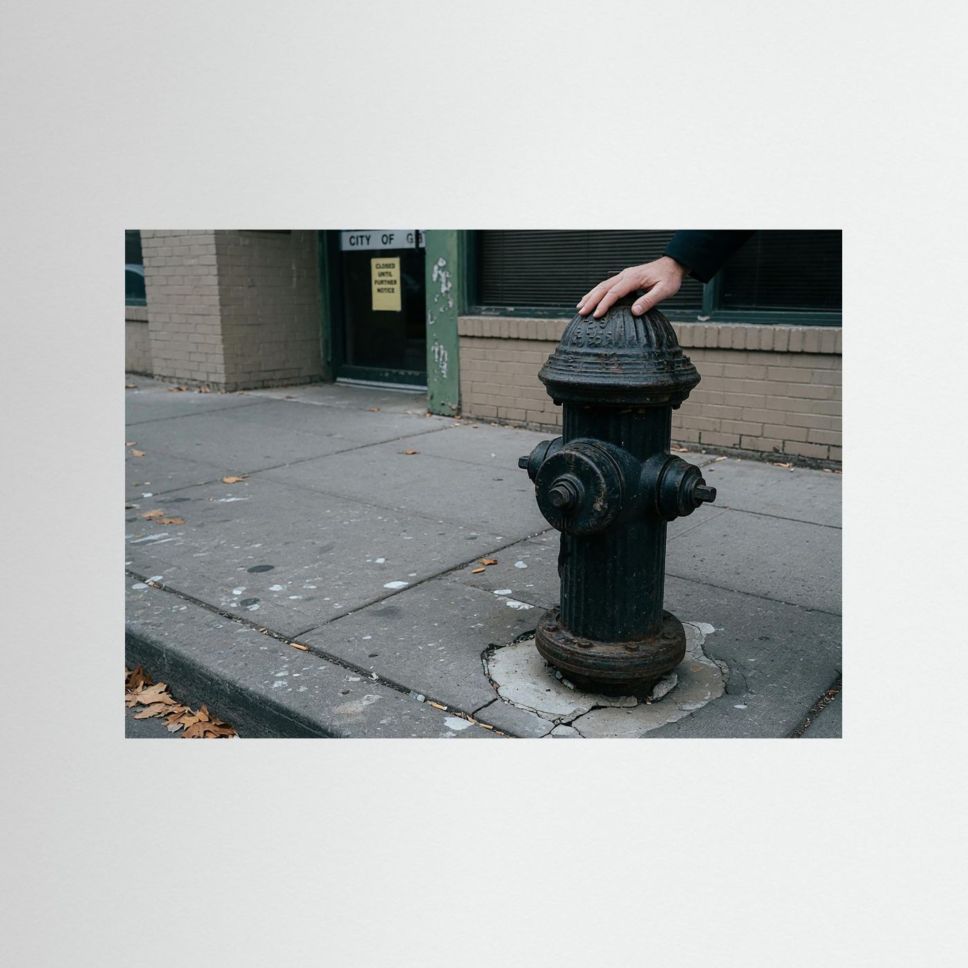 Fine-Art Fotografie: Unbeeindruckter Morgen am Hydranten – Hochwertiger Kunstdruck