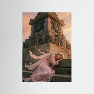 Fine-Art Fotografie: Hingabe im goldenen Schatten des Denkmals – Hochwertiger Kunstdruck