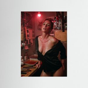 Fine-Art Fotografie: Eingebrannte Versuchung im Rotlicht – Hochwertiger Kunstdruck