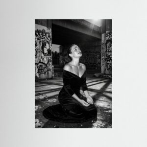 Fine-Art Fotografie: Beton und kniendes Verlangen – Hochwertiger Kunstdruck
