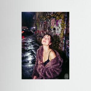 Fine-Art Fotografie: Hingabe im kalten Asphalt – Hochwertiger Kunstdruck