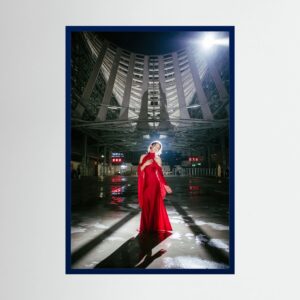Fine-Art Fotografie: Scharlachrote Hingabe im stählernen Dom – Hochwertiger Kunstdruck