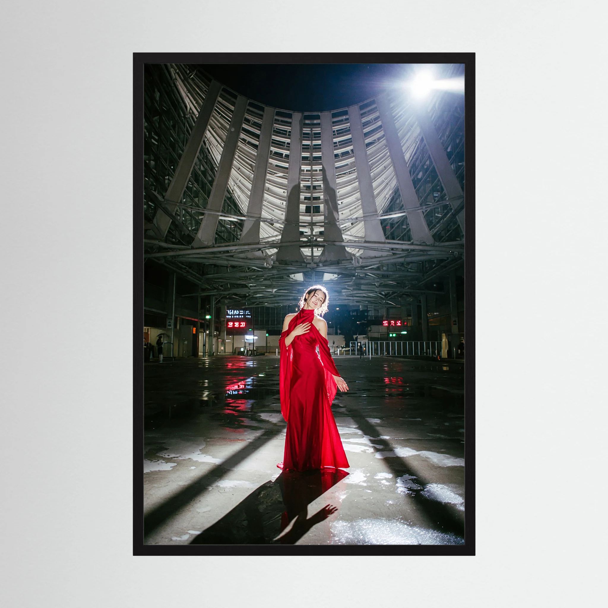 Fotografie Scharlachrote Hingabe im stählernen Dom - Raumansicht und Details