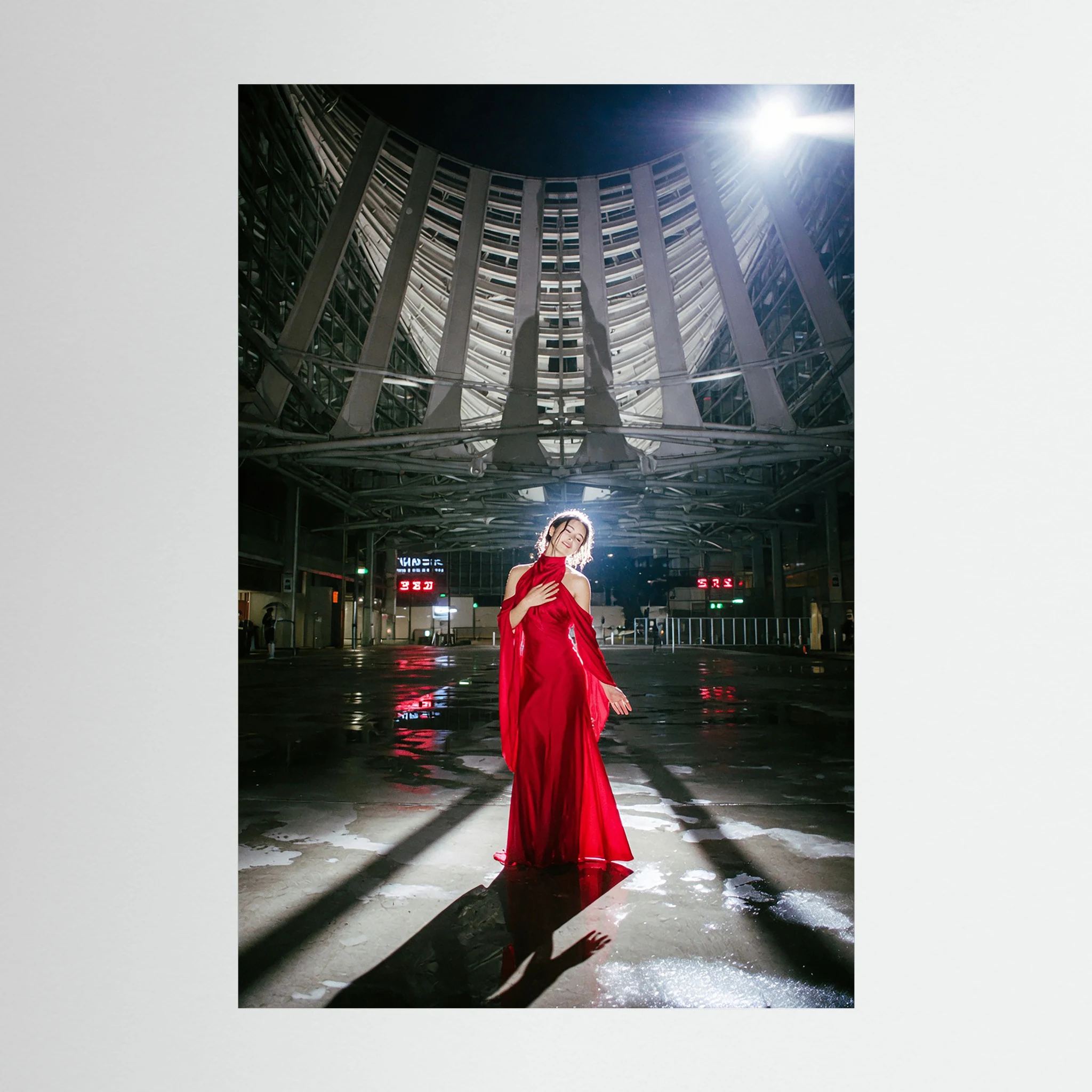 Fotografie Scharlachrote Hingabe im stählernen Dom - Raumansicht und Details