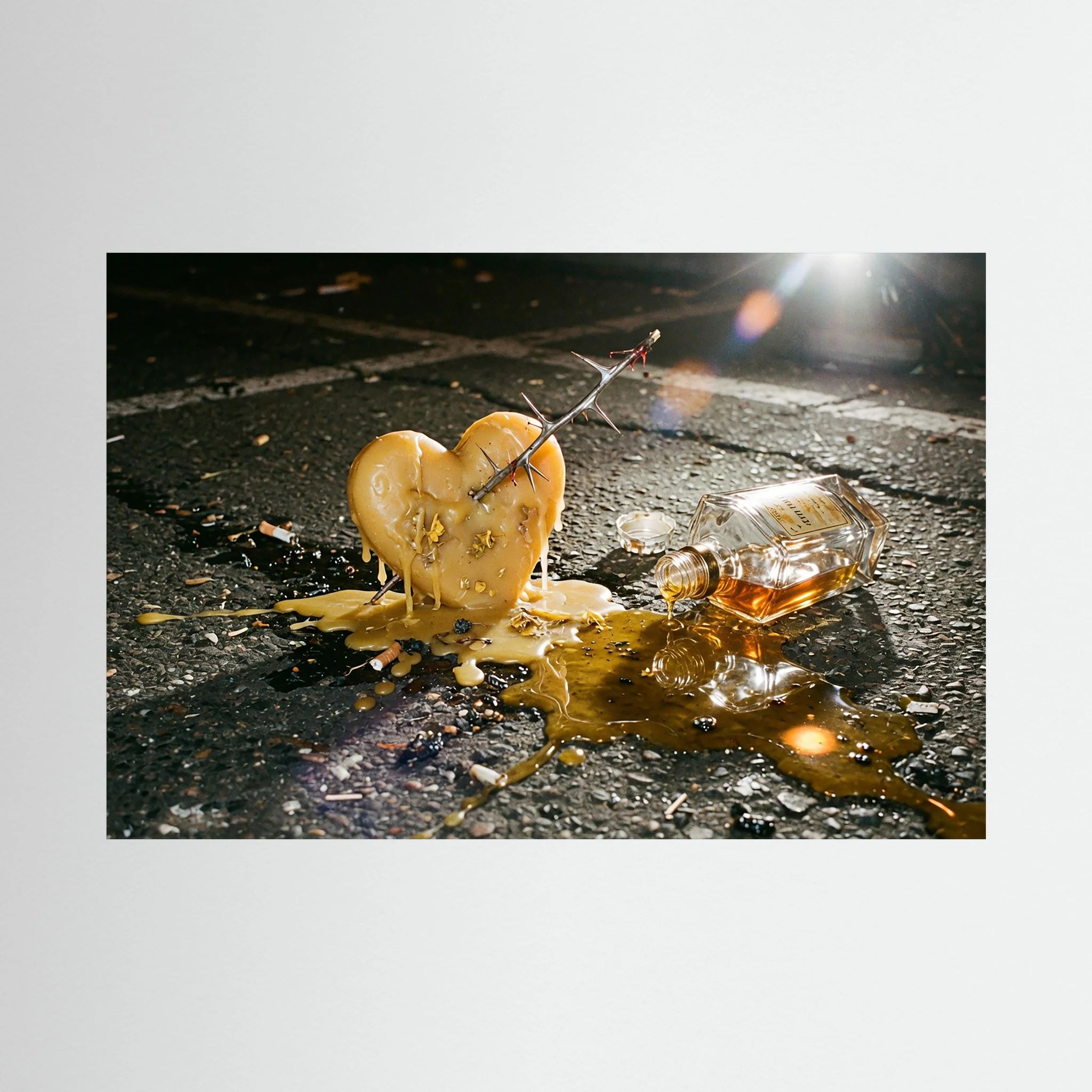 Fotografie Verflüssigtes Bienenwachs auf Asphalt - Raumansicht und Details