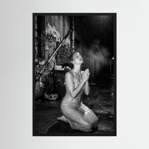 Fine-Art Fotografie: Obsidianes Echo der Ergebenheit – Hochwertiger Kunstdruck