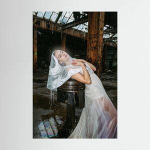 Fine-Art Fotografie: Stille Hingabe im zerfallenen Takt – Hochwertiger Kunstdruck