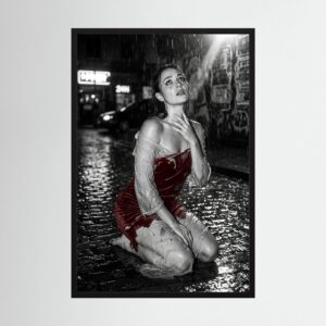 Fine-Art Fotografie: Scharlachrote Hingabe im Mitternachtsregen – Hochwertiger Kunstdruck
