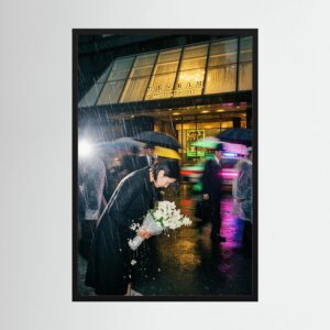Fine-Art Fotografie: Asphalt-Liturgie im Tokioter Blitzlicht – Hochwertiger Kunstdruck