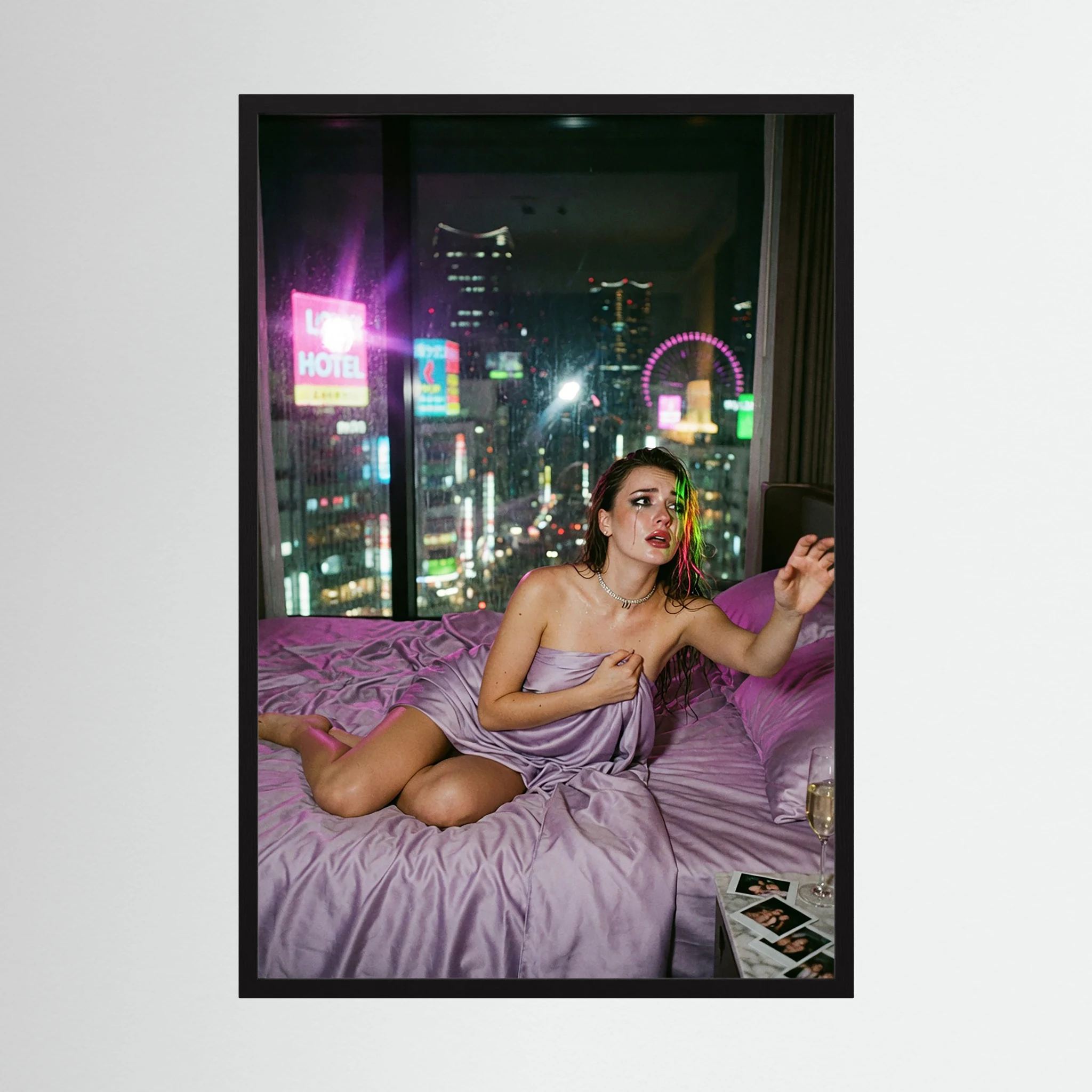 Fine-Art Fotografie: Neonfarbene Devotion im Tokioter Penthouse – Hochwertiger Kunstdruck