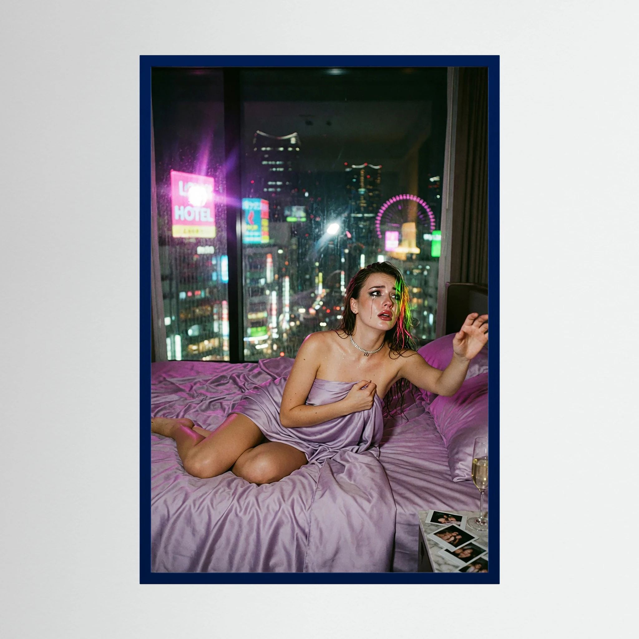 Fotografie Neonfarbene Devotion im Tokioter Penthouse - Raumansicht und Details