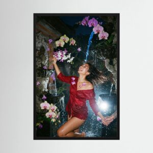 Fine-Art Fotografie: Neon-Orchideen im balinesischen Fiebertraum – Hochwertiger Kunstdruck