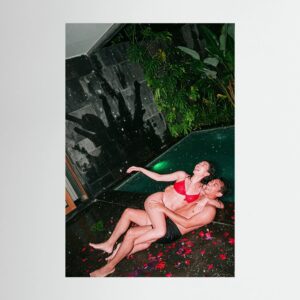 Fine-Art Fotografie: Obsidianfeuer im feuchten Tropenbeton – Hochwertiger Kunstdruck
