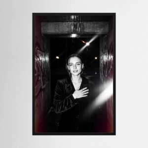 Fine-Art Fotografie: Obsidiane Andacht im harten Blitzlicht – Hochwertiger Kunstdruck