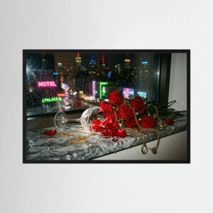 Neon-Rausch und roter Samt